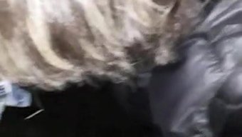 Avrupalı Milf Sıkı Amını Sert Bir Şekilde Siktiriyor