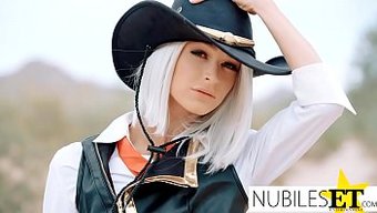 Tıraşlı Amcık, Halka Açık Cowgirl Pozisyonunda Büyük Yarrak Tarafından Beceriliyor