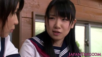18+ Japon Cfnm Okul Kızı, Iki Adamla Penisini Paylaşmaktan Keyif Alıyor