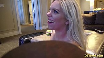 Trisha Parks'In Küçük Memeleri Ve Sarı Saçları Onu Vajinasını Spermle Doldurmayı Seven Ateşli Bir Kız Yapıyor.