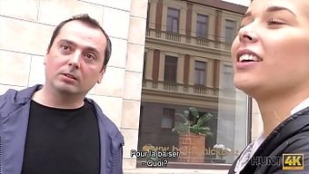 Genç (18+) Cuckold Karısı Para Için Oral Seks Yapıyor