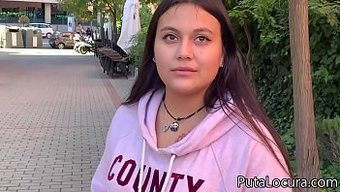 Genç Latin Kız, Seks Için Ödeme Alıyor