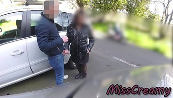 Izleyiciler Eğlenceye Katılıyor, Misscreamy Halka Açık Yerde Çılgınca Bir Sürüş Yaşıyor.