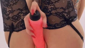 Göğüslü Bomba, Büyük Bir Dildo Ile Kendini Tatmin Ediyor