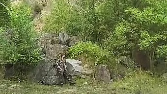Dar Kıyafetler Giymiş Üniformalı Kızlar Küçük Göğüslerini Ve Vajinalarını Gösteriyor.