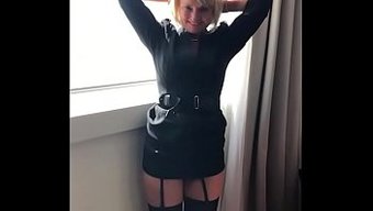 Sıcak Sarışın Milf, Sıkı Amını Büyük Bir Yarrağın Içine Sokuyor