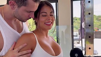 Steffy Moreno, Spor Salonunda Yakışıklı Duncan Saint Ile Buluşuyor Ve Sıcak Bir Seks Yapıyorlar.