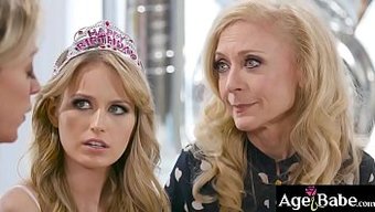 Scarlett Sage, Dee Williams Ve Nina Hartley, Yoğun Parmaklama Eylemiyle Sıcak Bir Üçlüde
