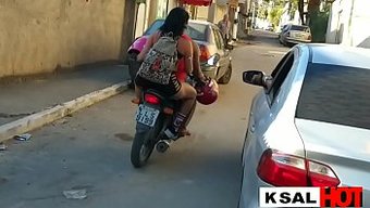 Küçük Göğüsler, Büyük Kalçalar Ve Arkadaşlarımızla Çok Fazla Seks