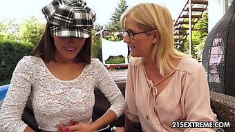 Genç Lezbiyen Parmaklama Ve Am Yalama Aksiyonu