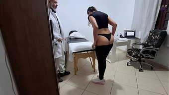 Bir Kadın, Sınav Sırasında Beklenmedik Bir Şekilde Bir Adam Tarafından Parmaklanır.