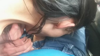 Küçük Göğüslü Esmer Bebek Kendi Evinde Etkileyici Bir Sakso Çekiyor