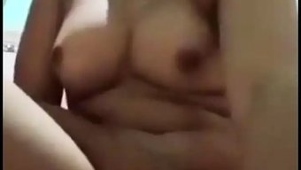 Amatör Hintli Genç, Kamar Mandi'Nin Seks Oyuncaklarıyla Yaramazlık Yapıyor