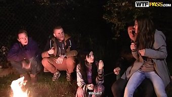 Sıcak Ve Azgın Kolej Kızları Yurt Odasında Çılgına Dönüyor