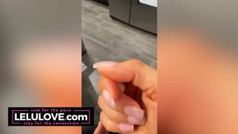 Dolgun Lelu Love, Ev Yapımı Hemşire Rol Yapma Oyununda, Joi Ve Bol Varlıklarının Kışkırtıcı Manzaralarını Sunuyor.