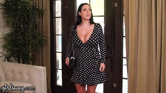Angela White, Robot Hizmetçisiyle Sıcak Bir Lezbiyen Buluşmasına Dalıyor