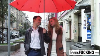 Beyaz Elbise Giymiş Dolgun Göğüslü Sarışın Genç Kızın Amı Sikişiyor