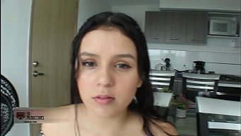 Latin Üvey Kız Kardeş, Islak Amını Büyük Yarakla Dolduruyor Hardcore Bir Videoda