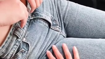 Tg.Fold'Un Küçük Arabasında Duygusal Asyalı Öpücük Ve Parmaklama