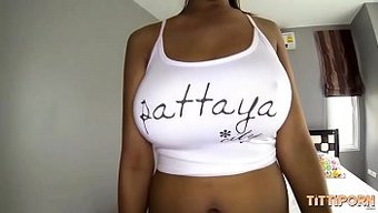 Büyük Göğüslü Tay Kızı, Creampie'Nin Tadını Çıkarıyor