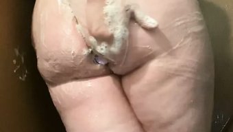 18 Yaşındaki Güzel Şişman Kadının Duşta Dildo Ile Ilk Anal Deneyimi
