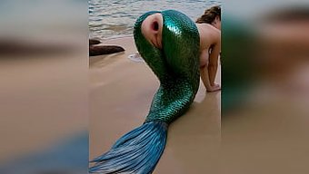 Gizemli Bir Adam, Kıyı Şeridinde Kuvvetli Bir Şekilde Deniz Kızına Girer, Narin Arkasını Açık Havada Yoğun Anal Ile Gerer - Porno Ai Tarafından Yaratılır