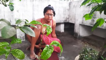 Desi Popolu Genç Pov Açık Hava Seksinde Creampie Alıyor