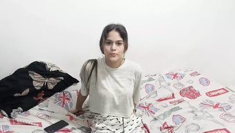 Büyük Doğal Göğüslü Sarışın, 18 Yaşındaki Üvey Kız Kardeşiyle Erkek Arkadaşını Aldatıyor